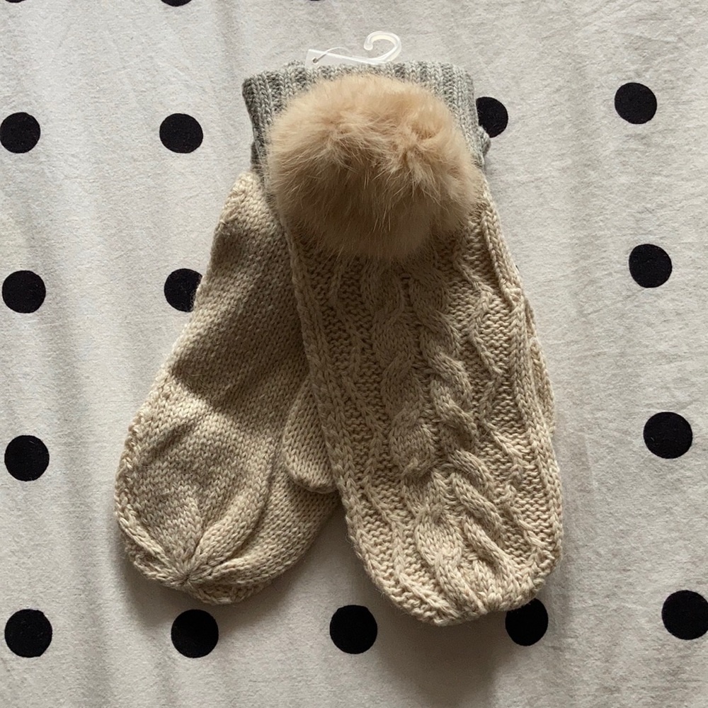 Fur pom pom mittens
